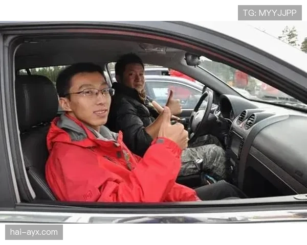 彭帅一现身就带着豪车队，普通人上班路都没这排面吧？